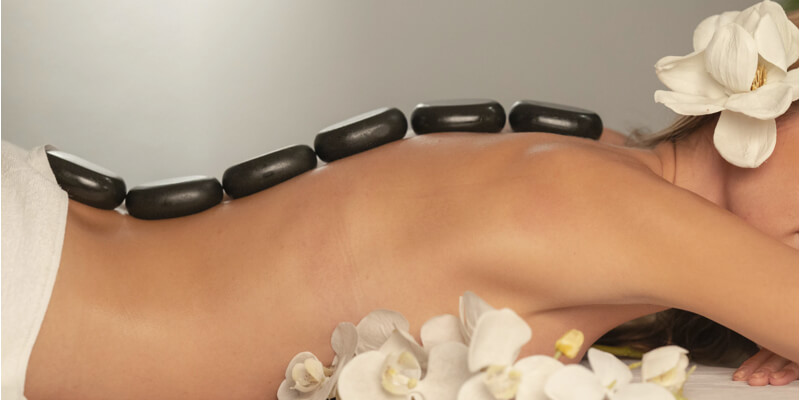 Tratamiento de spa con piedras sobre la espalda Tratamiento de spa con piedras sobre la espalda