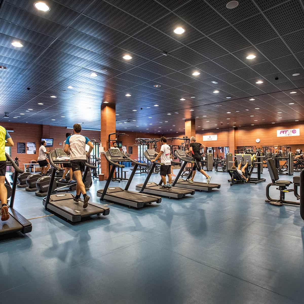 Laufbänder im Fitnessraum