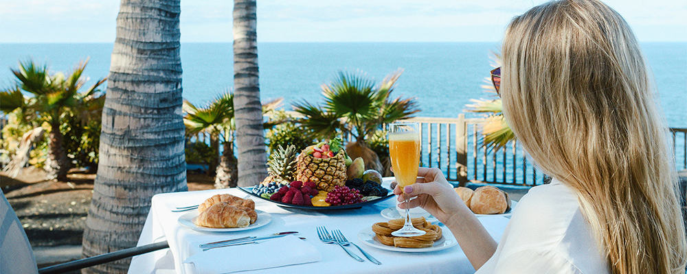 Servicio de desayuno frente al mar