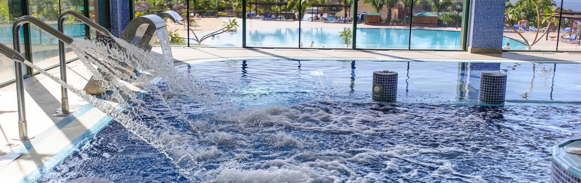 Pool mit Wasserstrahlanwendung im Hotel La Palma Princess