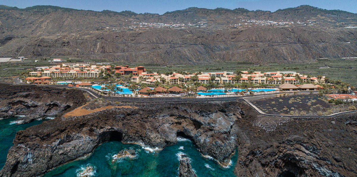 Vista aérea del resort en un acantilado sobre el mar